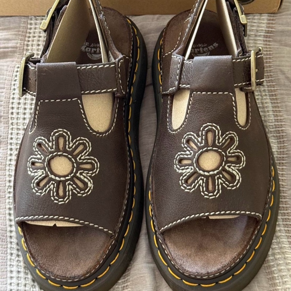 🌼Dr. Martens Dunnet Flower Sandals- BRAND NEW🌼